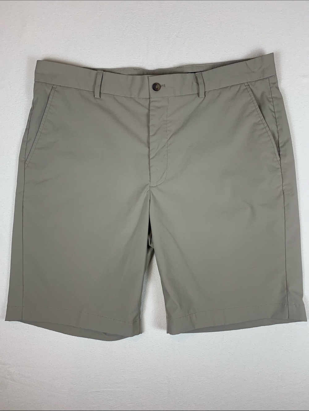 Greg Norman‎ Men’s Golf Shorts EUC 36” Waist 9” Inseam Khaki Side & Back Pockets